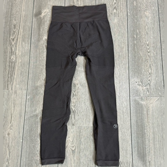 Savvi Eggplant Moto Leggings Size M/L Like New Condition Athletic Wear - Picture 8 of 10